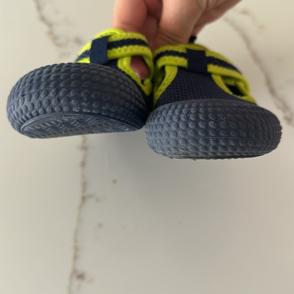 Cat and Jack water shoes navy and neon yellow size 8 - Picture 8 of 9